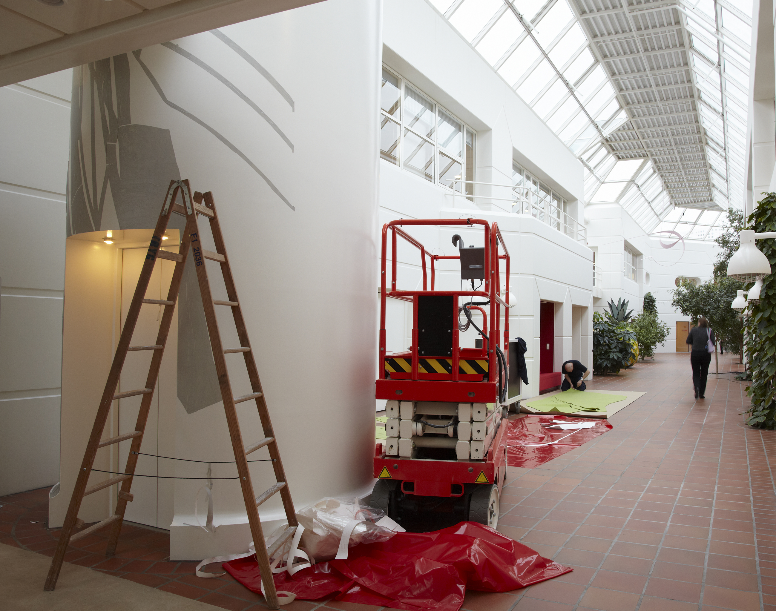 montering af udsmykning med grøn filt på elevatortårn hos Tryg filt (2)